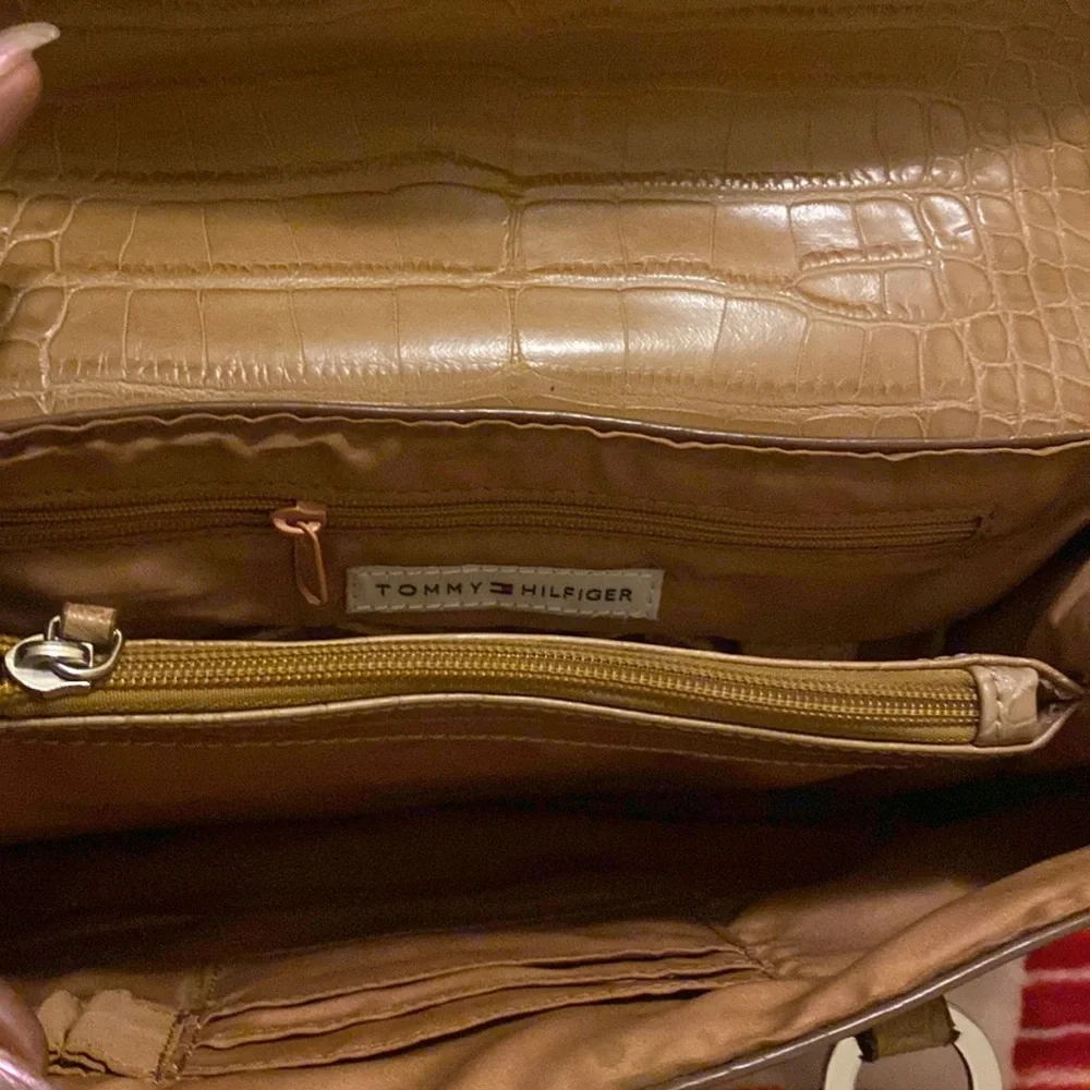 Tommy Hilfiger purse - Picture 3 of 10